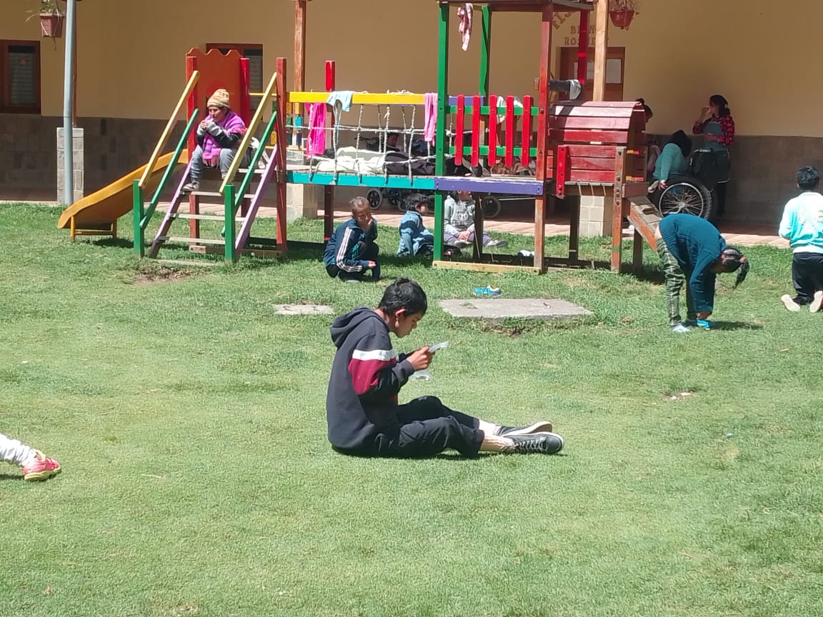 Joven leyendo en el pasto del centro LIRIOS