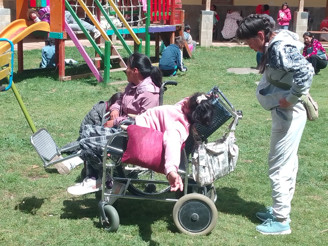 Niños y jóvenes en el patio con juegos del centro LIRIOS